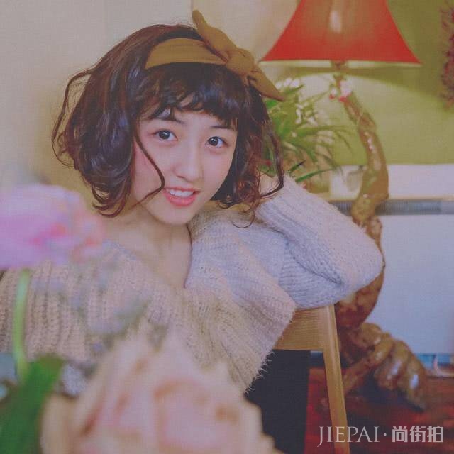 张子枫换卷发美成漫画少女,发型果真很重要啊!